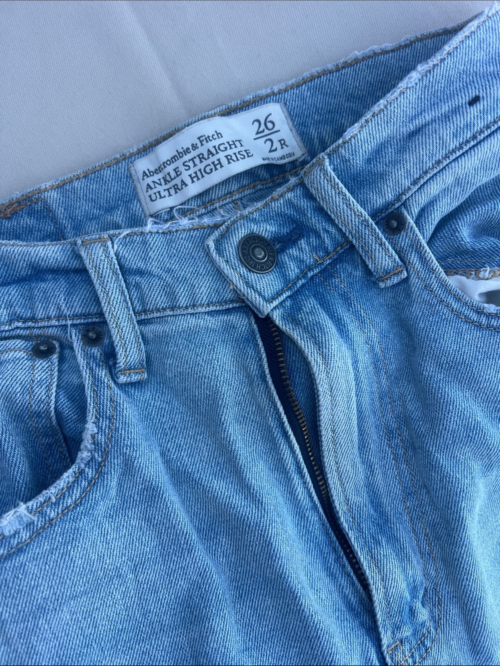 Abercrombie & Fitch Light Wash Ankle Straight High Rise Jeans